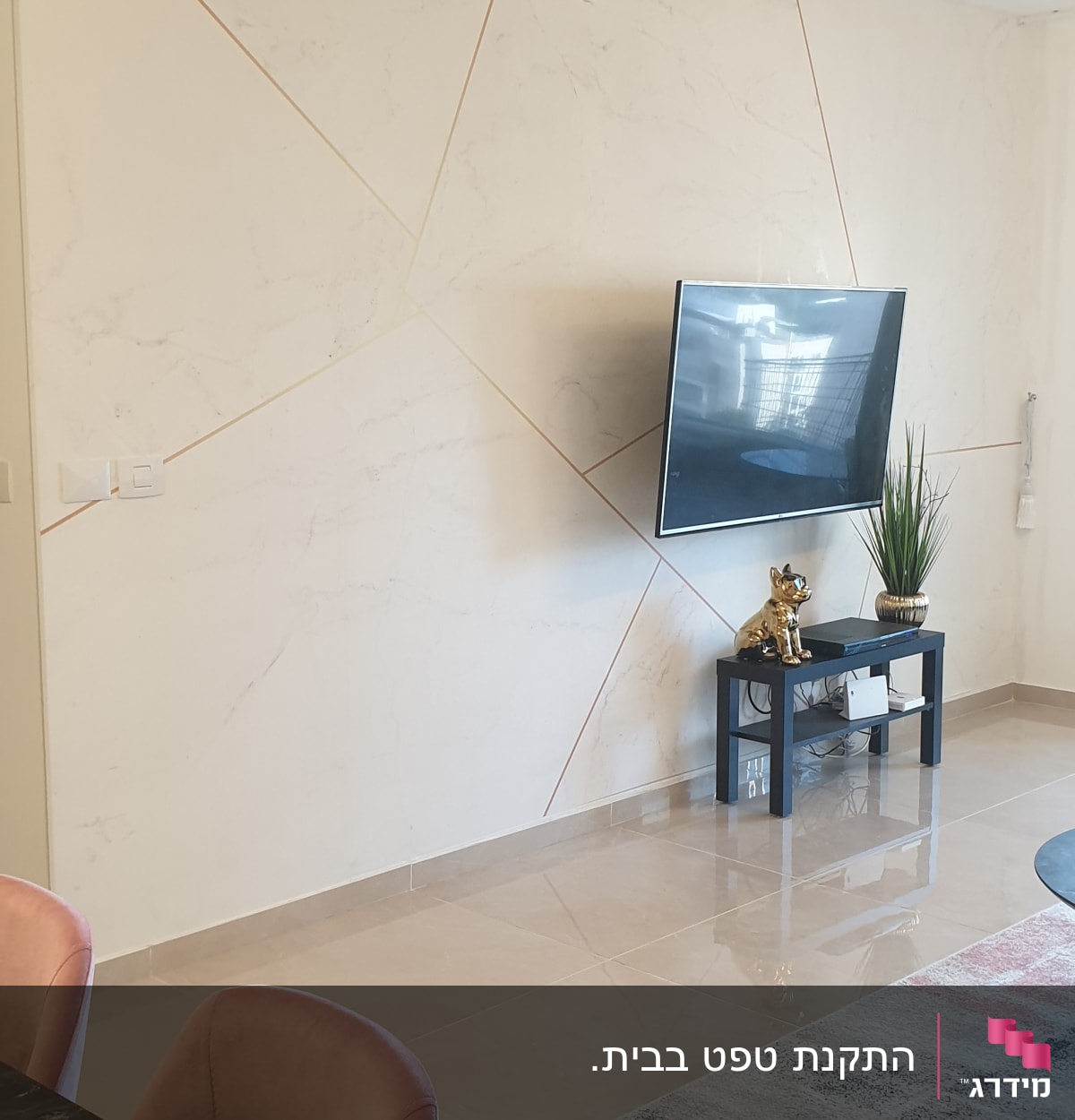 קיר עם טפט דמוי שיש וקווים דקים